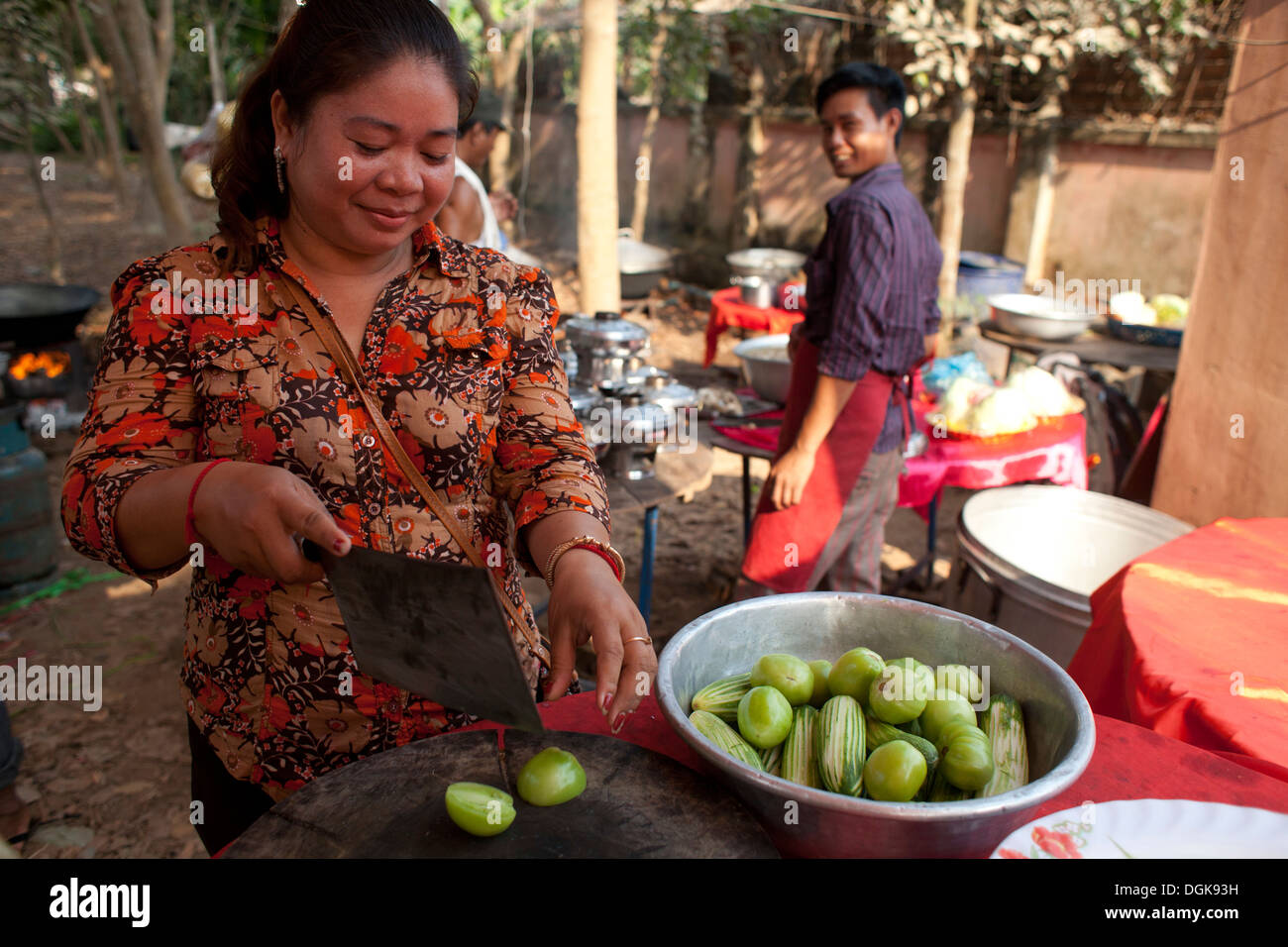 Cuocere in un matrimonio Buddista in un piccolo villaggio fuori di Phnom Penh Cambogia. Foto © Dennis Drenner 2013. Foto Stock