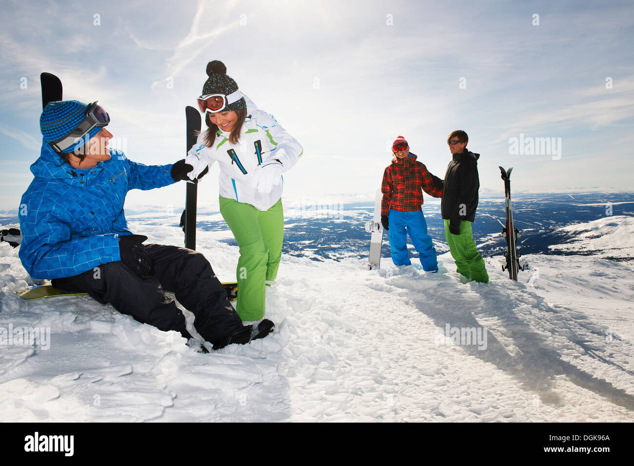 Gli snowboarder e sciatori sulla cima del monte con attrezzatura Foto Stock