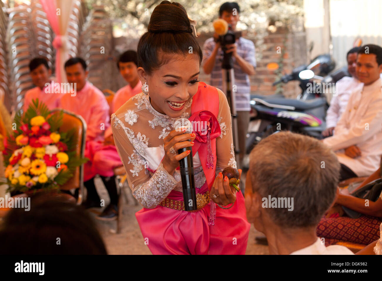 Cantante a un matrimonio Buddista in un piccolo villaggio fuori di Phnom Penh Cambogia. Foto © Dennis Drenner 2013. Foto Stock
