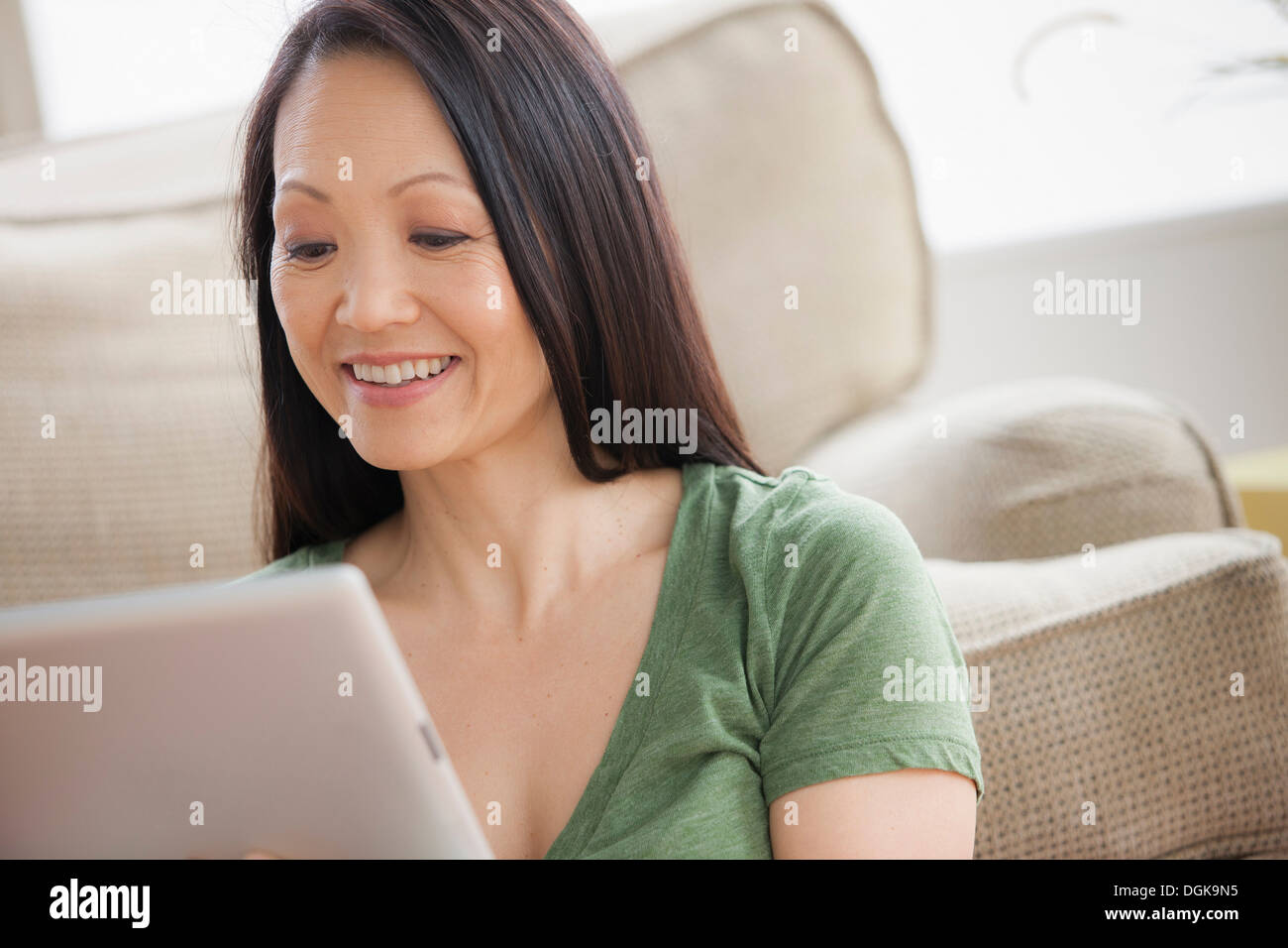Donna matura con tavoletta digitale Foto Stock