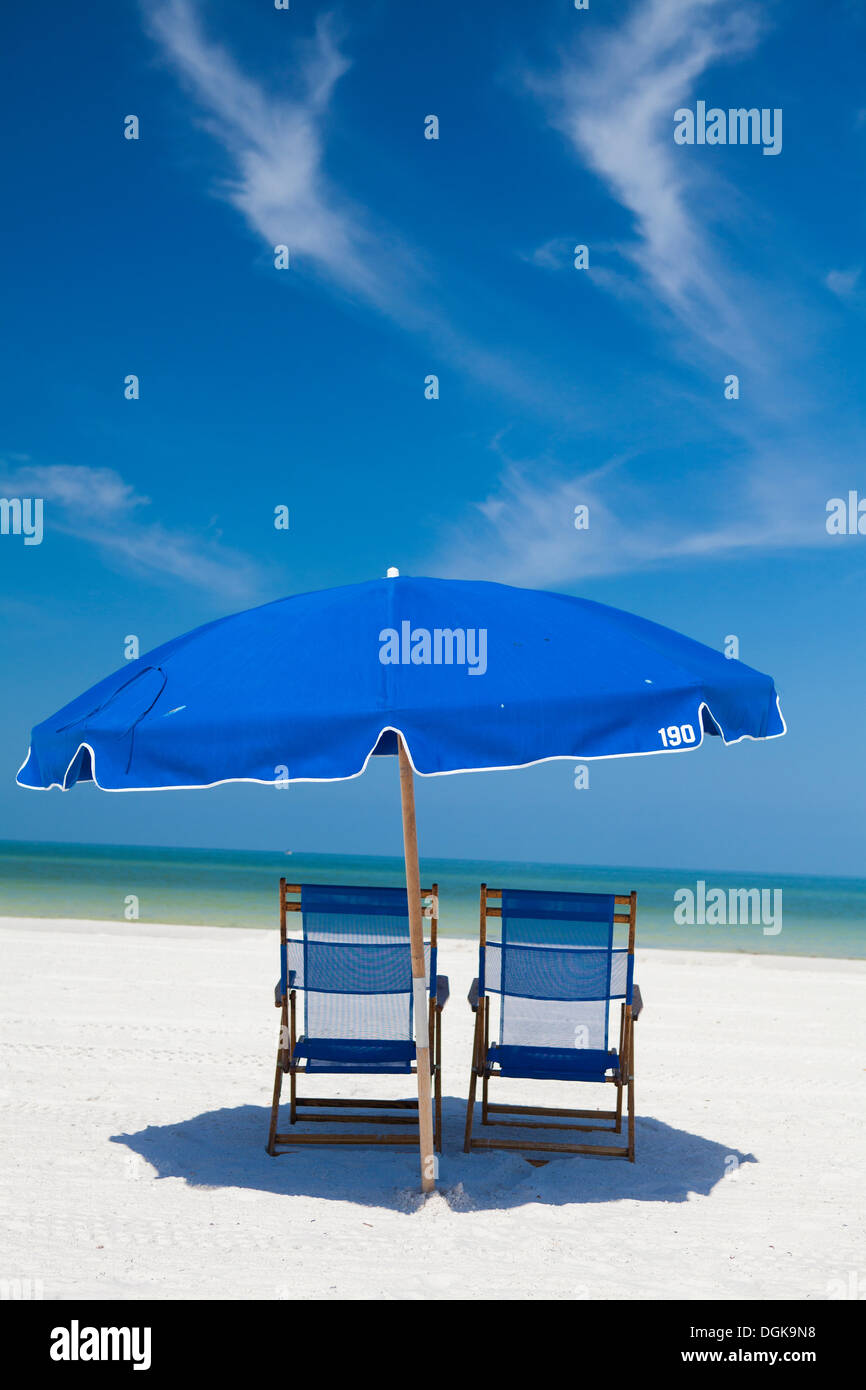 Sedie a sdraio e ombrelloni sulla spiaggia, Clearwater, Florida, Stati Uniti Foto Stock