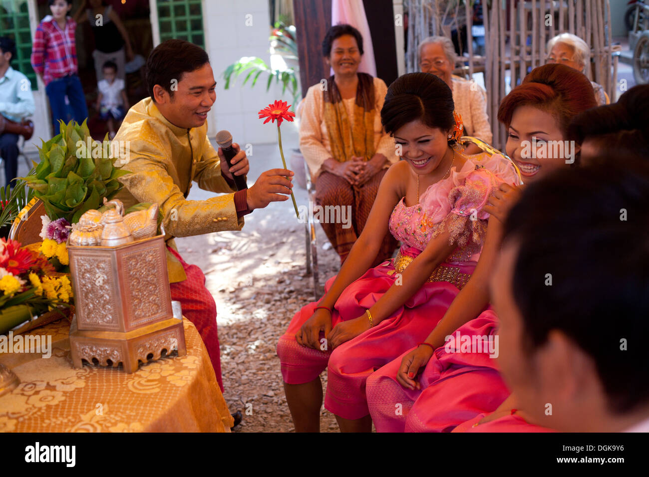 Gli animatori a un matrimonio Buddista in un piccolo villaggio fuori di Phnom Penh Cambogia. Foto © Dennis Drenner 2013. Foto Stock