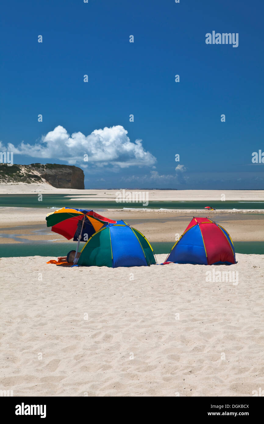 Tende colorate sulla spiaggia di Obidos laguna sulla costa d'argento. Foto Stock