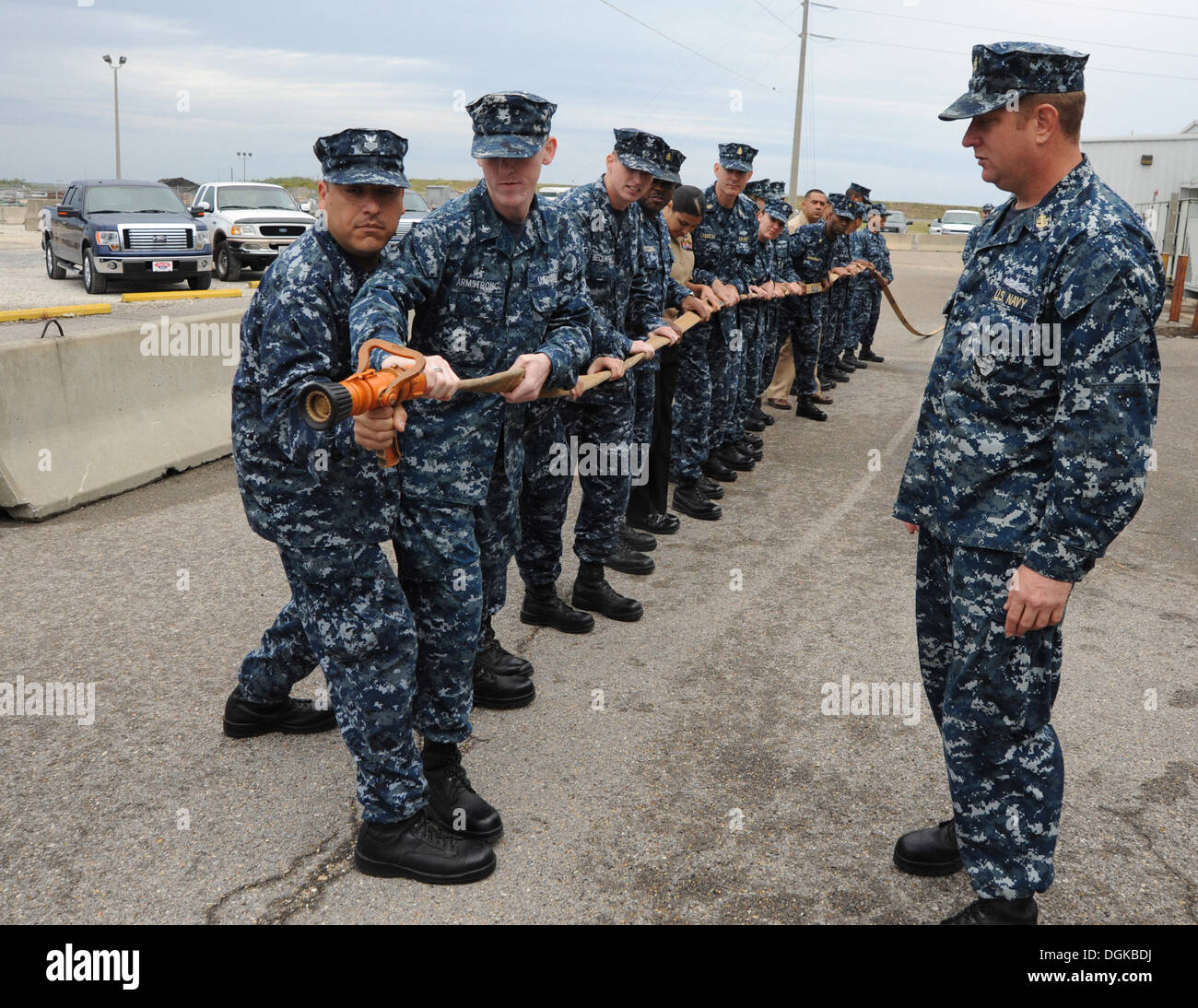 PASCAGOULA, Miss. (Ott. 19, 2013) Capo danno Controlman Ian inebrianti, assegnato a Amphibious Assault nave unità Pre-Commissioning Foto Stock