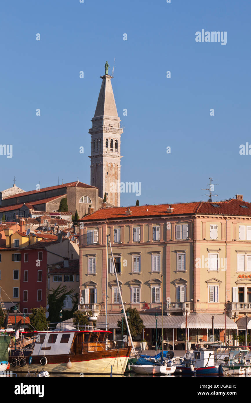 Chiesa e torre harbourside a Rovigno. Foto Stock