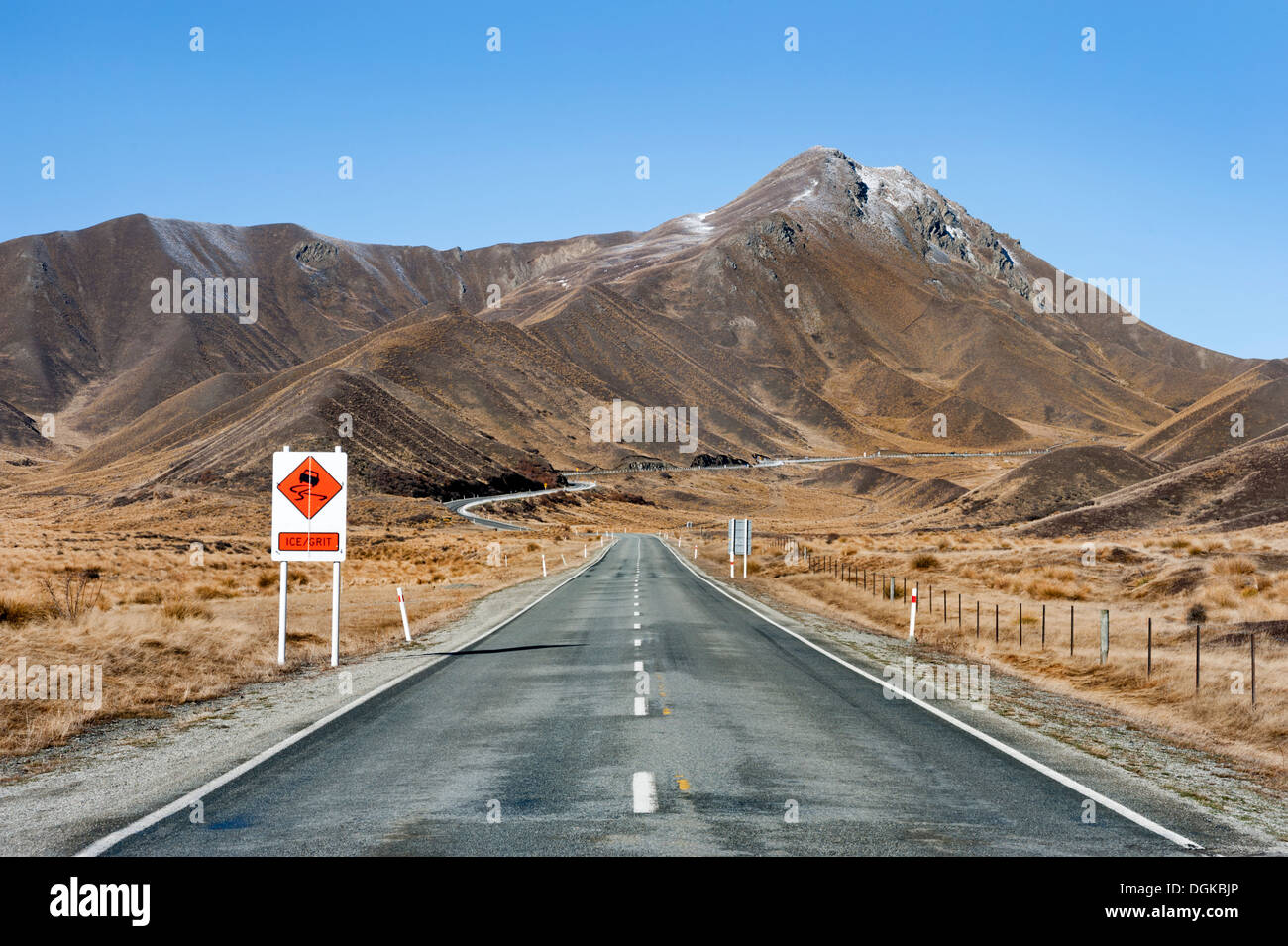 Il Lindis Pass, vicino a Omarama, Nuova Zelanda. Il pass links il Bacino di Mackenzie con Central Otago Foto Stock