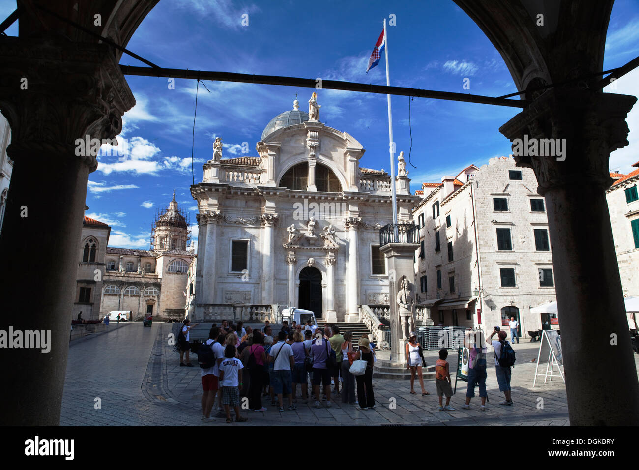 I turisti al di fuori della chiesa di San Biagio nella piazza principale di Dubrovnik. Foto Stock