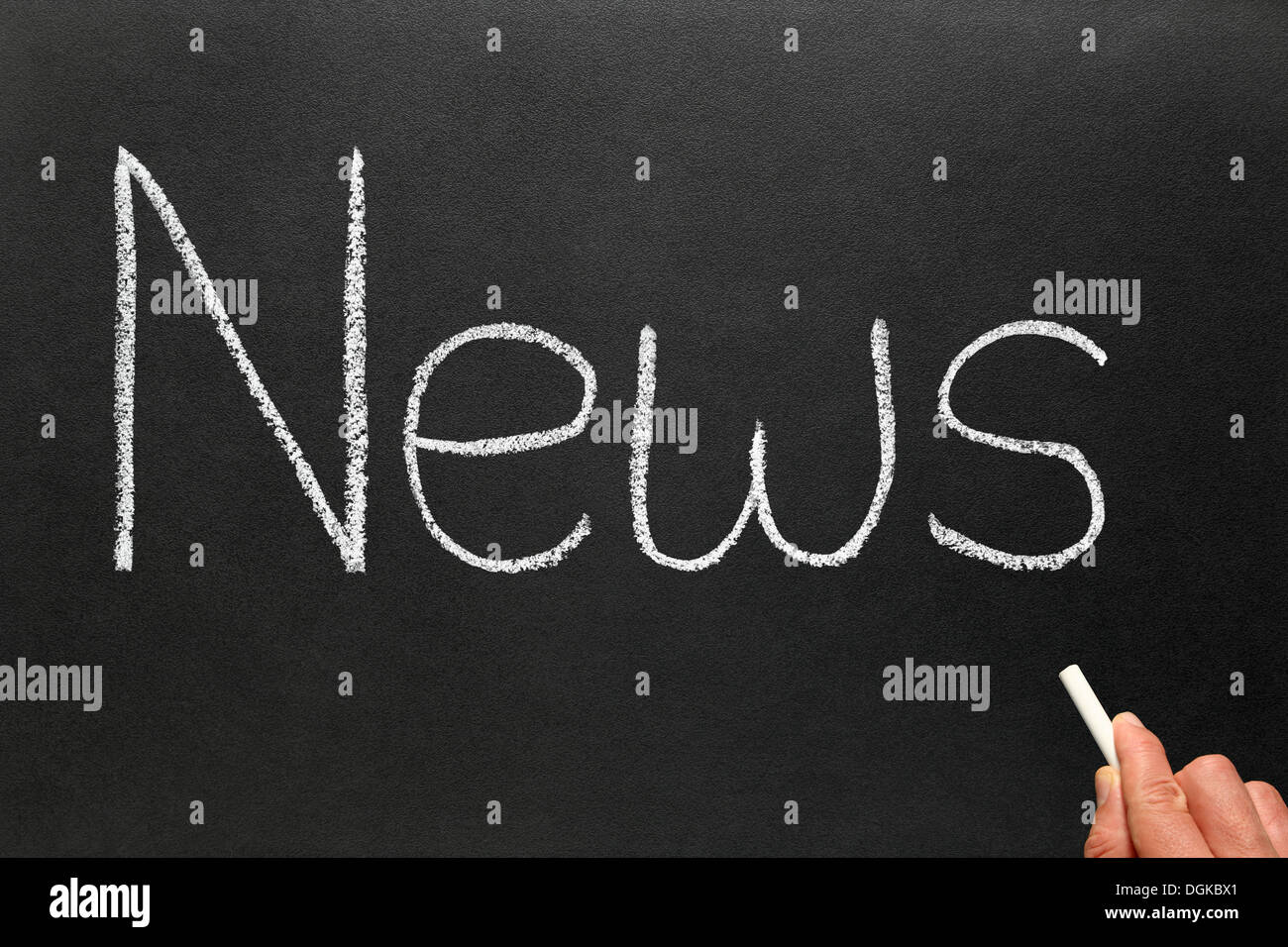 La scrittura della parola News con il bianco gesso su una lavagna. Foto Stock