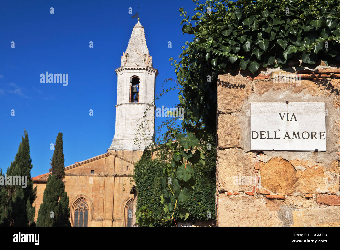 La via dell'Amore (Love Street) e chiesa. Foto Stock