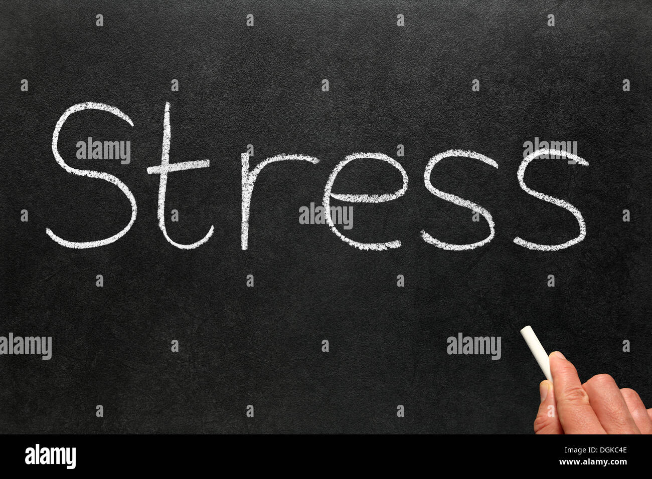 Stress, parola scritta su una lavagna con gesso bianco. Foto Stock