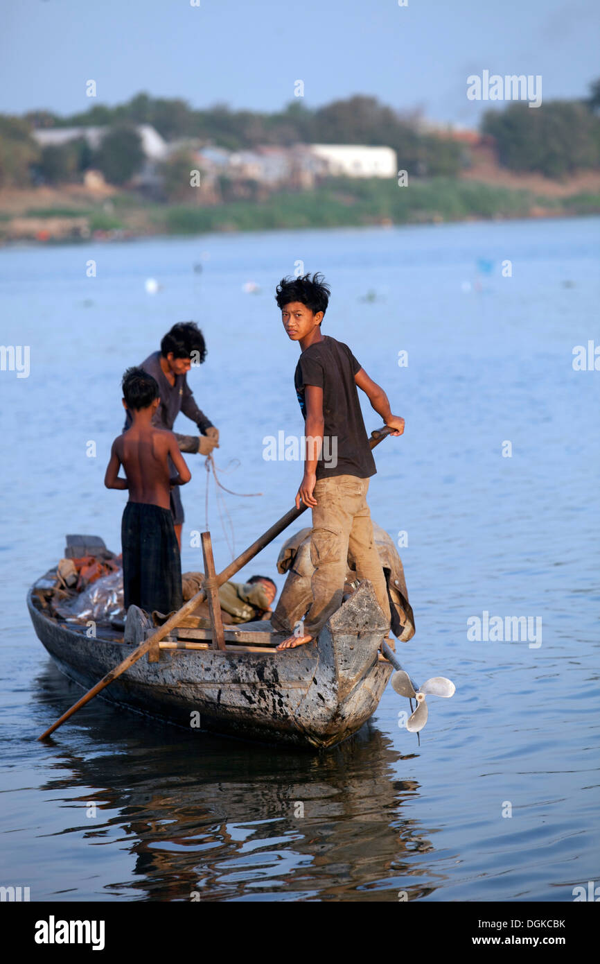 Giovane pescatore lavorare il fiume Mekong al mattino presto al di fuori di Phnom Penh Cambogia. Foto © Dennis Drenner 2013. Foto Stock