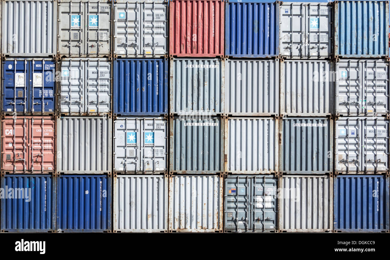 Impilate i contenitori di spedizione per il commercio di merci in tutto il mondo sulle procedure Dockside Wizard. Vista dal lato anteriore. Close up Foto Stock