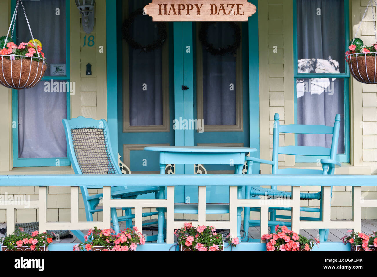 Portico tradizionale di Gingerbread Cottage a Oak Bluffs campeggi. Foto Stock