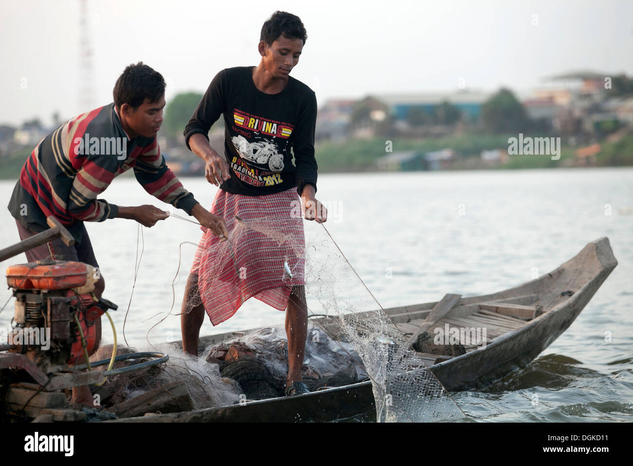 Il lavoro del pescatore il fiume Mekong al mattino presto al di fuori di Phnom Penh Cambogia. Foto © Dennis Drenner 2013. Foto Stock