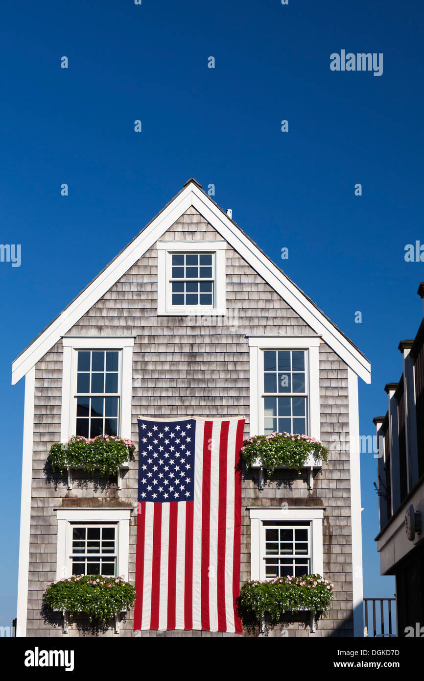 Tradizionale Fisherman's cottage con una bandiera americana al di fuori di esso in su a Provincetown Cape Cod. Foto Stock