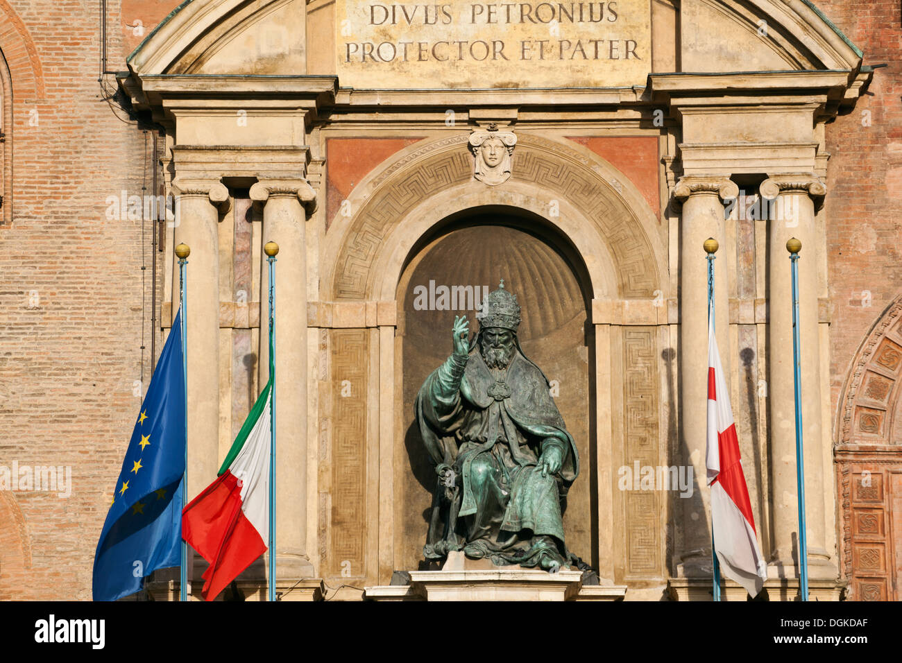 Dettaglio della statua di Papa Gregorius XIII e il Palazzo Comunale in Piazza Maggiore a Bologna. Foto Stock