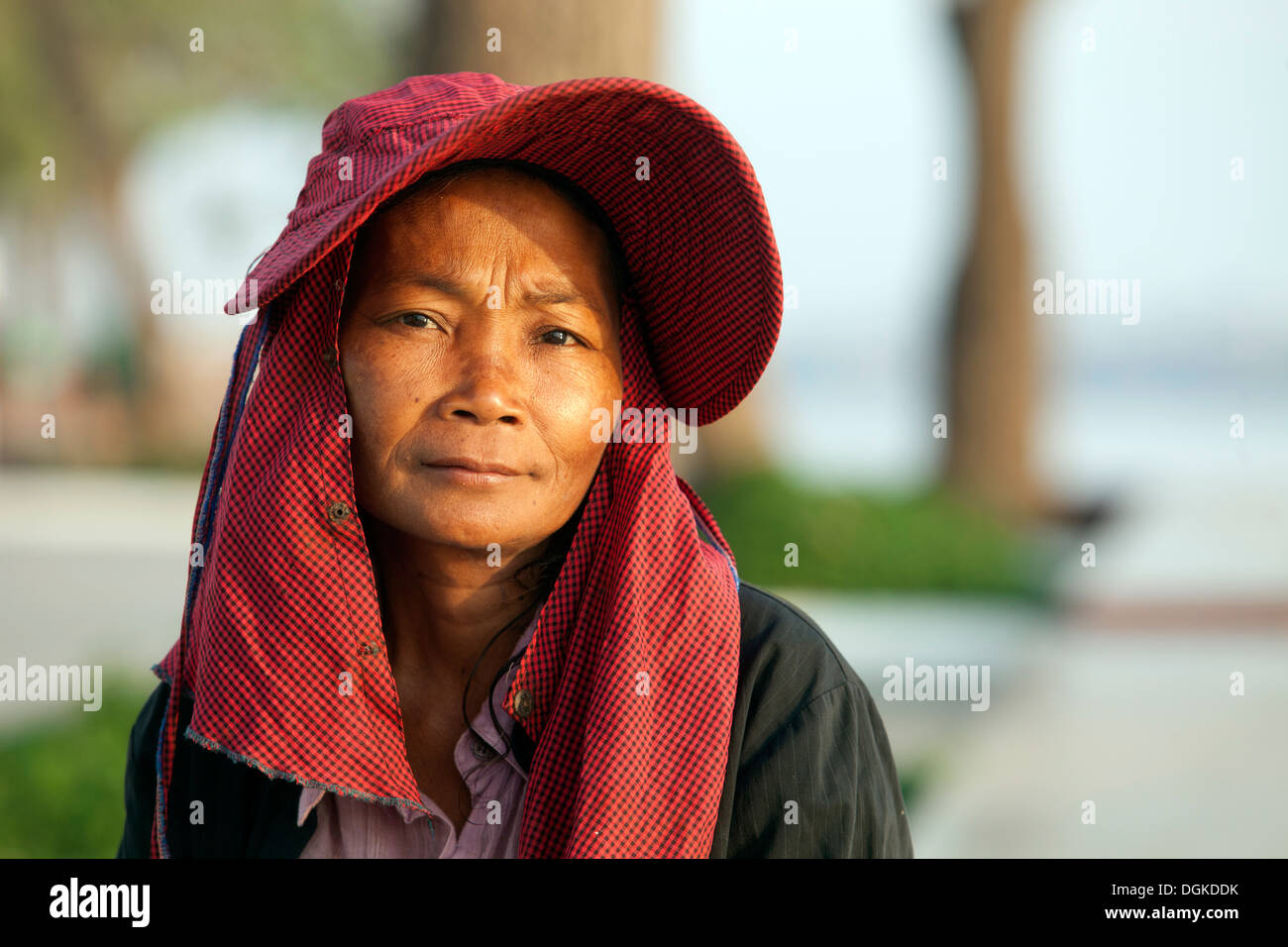 Ritratto di una donna cambogiana lungo il fiume Mekong al mattino presto in Phnom Penh Cambogia. Foto © Dennis Drenner 2013. Foto Stock