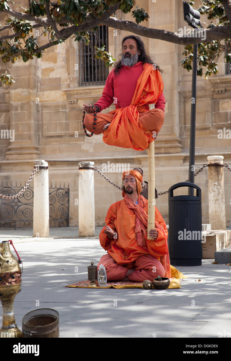 Sevilla, Spagna: 27 Aprile 2013 - gli artisti di strada di eseguire come magic meditatori Foto Stock