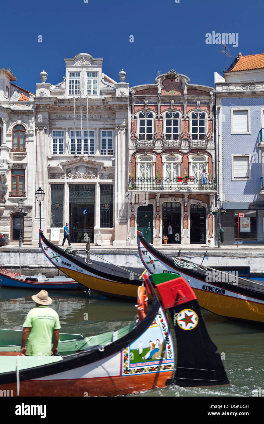 Edifici art nouveau e la prows della tradizionale moliceiros barche ormeggiate sul canale di Aveiro. Foto Stock