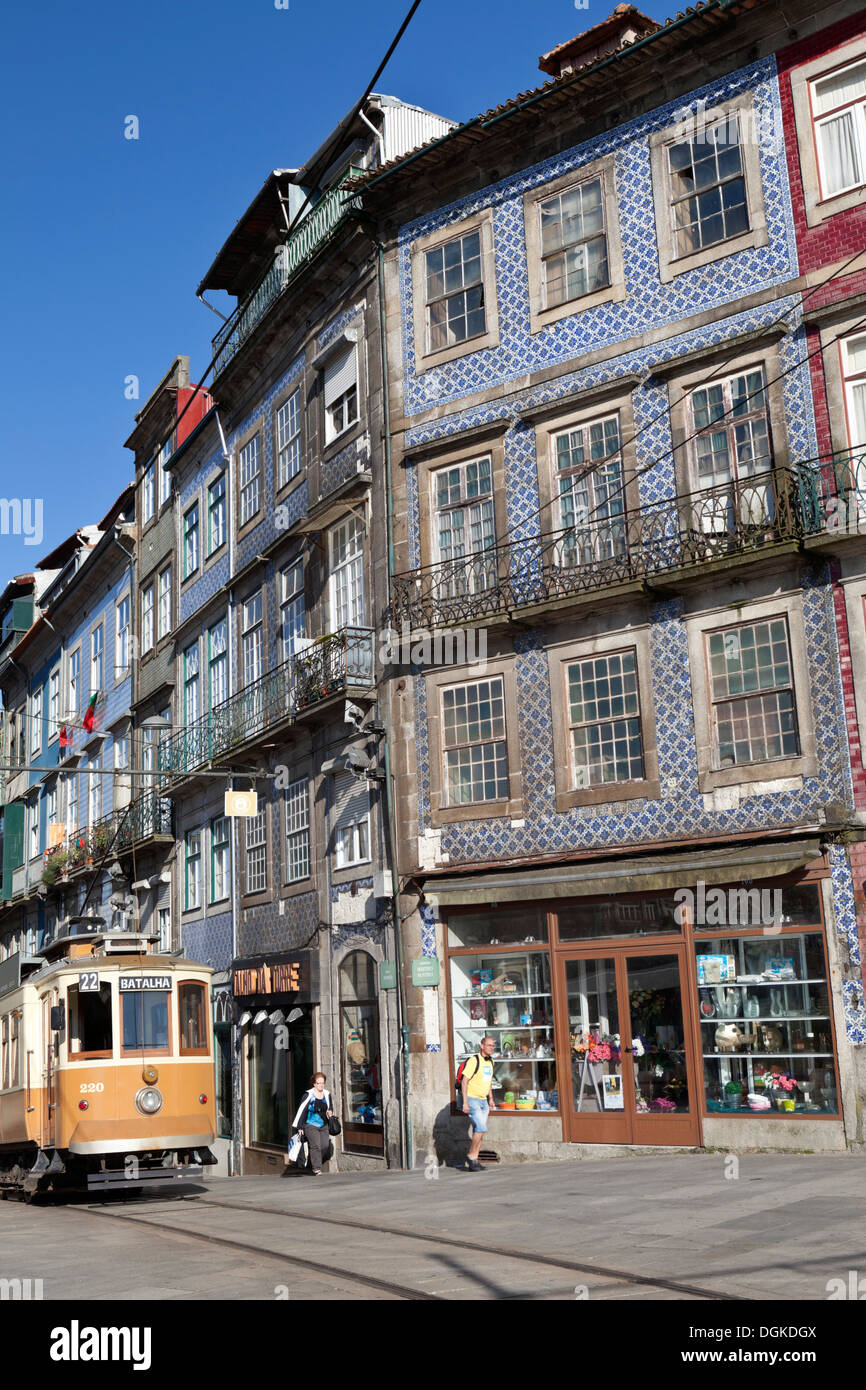Un tram tradizionale nel centro storico di Porto. Foto Stock