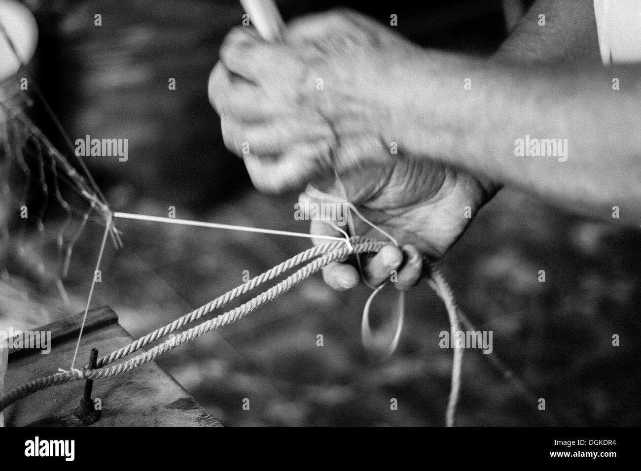 'MAN' mani mani la tessitura di una tutina in rete, close-up, dettaglio, dettagli Foto Stock