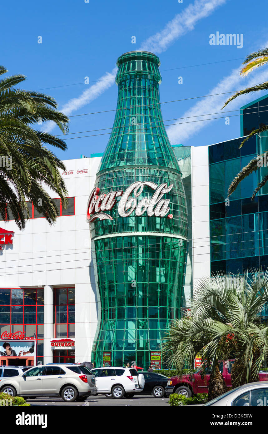 Gigante Bottiglia di Coca Cola sulla parte anteriore della vetrina Mall di Las Vegas Boulevard South (striscia), Las Vegas, Nevada, STATI UNITI D'AMERICA Foto Stock