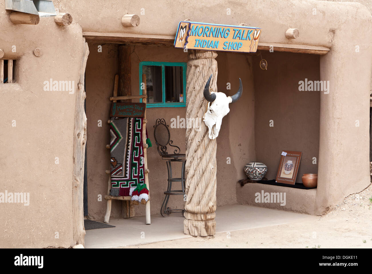Mattina Talk Negozio indiano di Taos Pueblo nel Nuovo Messico. Foto Stock