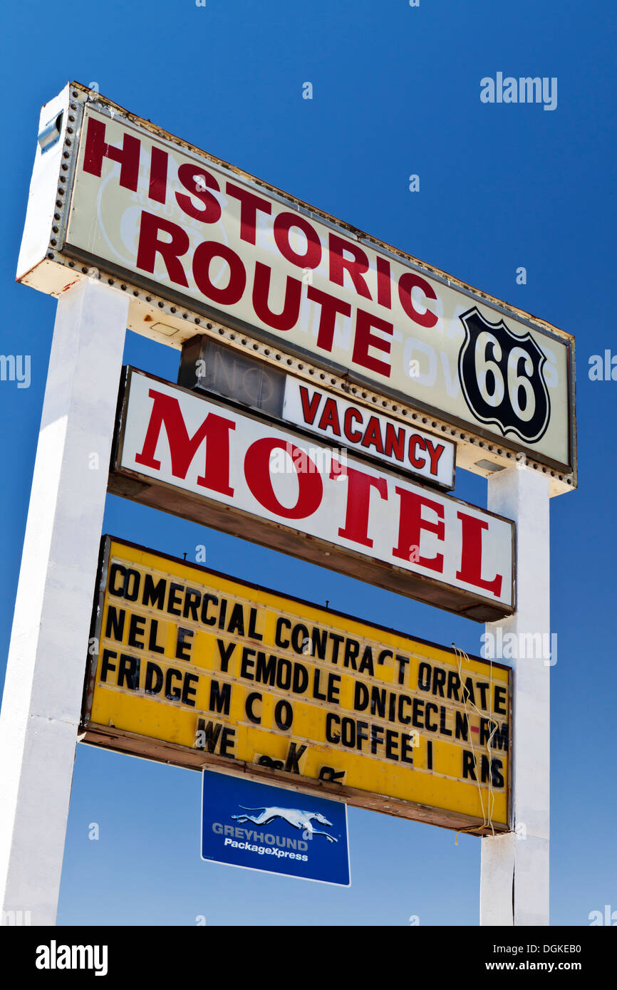 Affissioni che mostra la storica Route 66 plus Motel e levriero servizi a Gallup nel New Mexico. Foto Stock