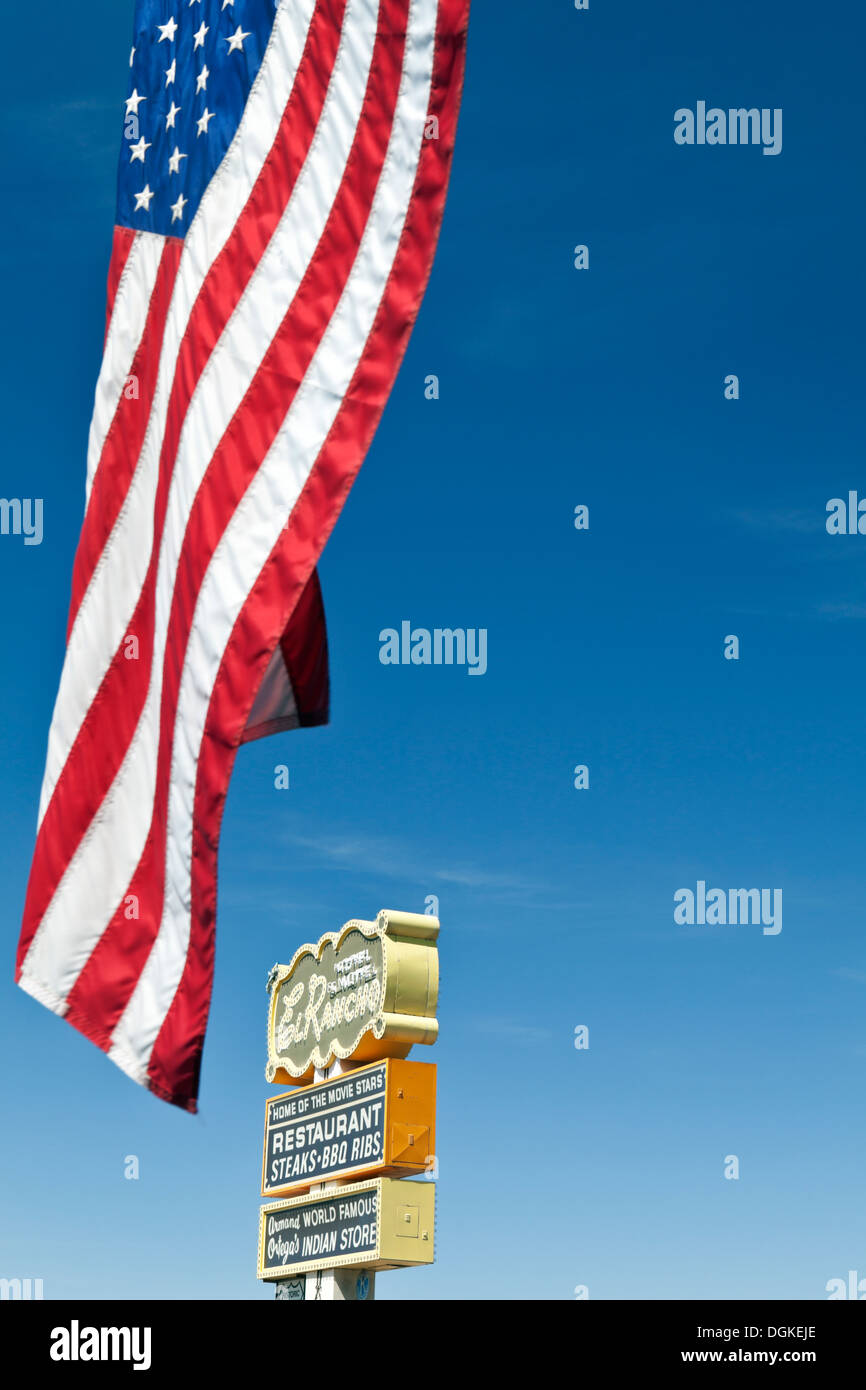 Bandiera americana e affissioni in Gallup nel New Mexico. Foto Stock