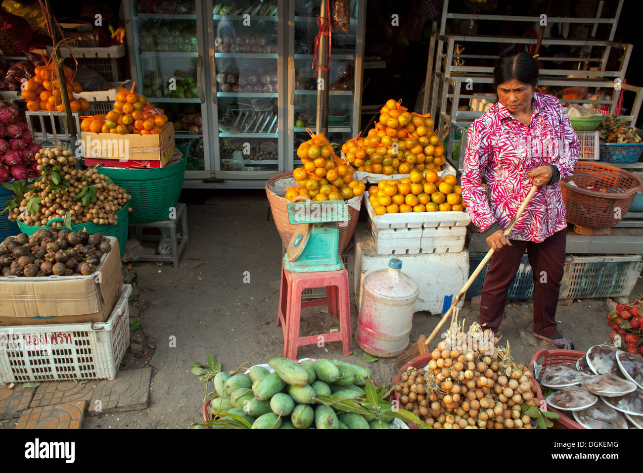 Phnom Penh Cambogia Southeast Asia Asia se viaggi immagine a colori orizzontale mercato mercato economia verdure small business sw Foto Stock