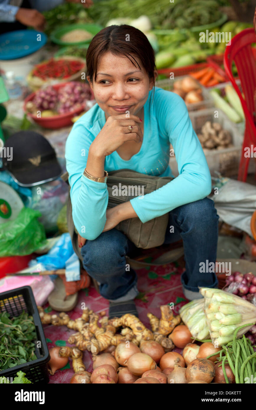Ritratto di una giovane donna venditore vegetali a un marketplace in Phnom Penh Cambogia. Foto © Dennis Drenner 2013. Foto Stock