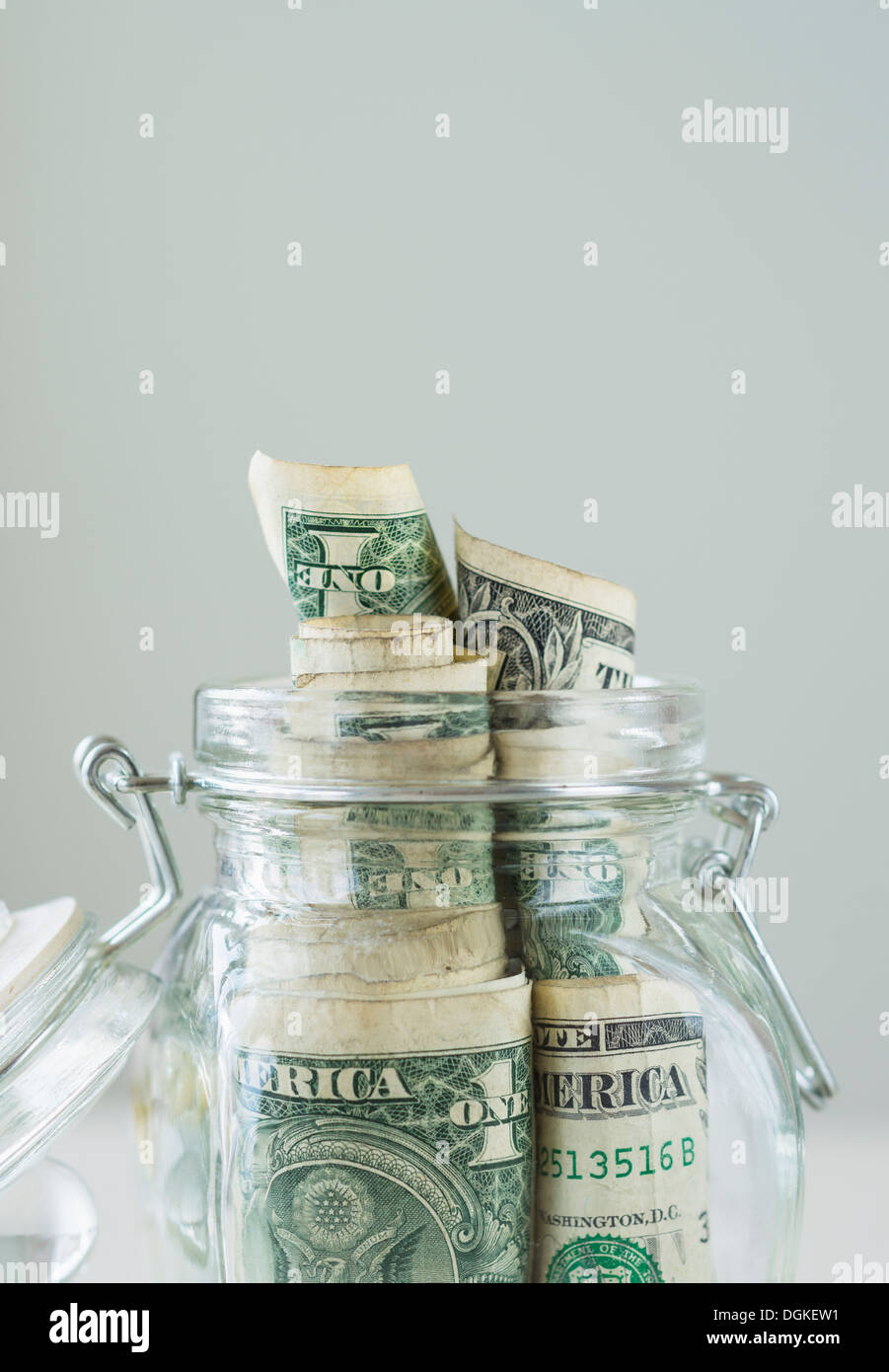 Studio shot del risparmio in vaso Foto Stock