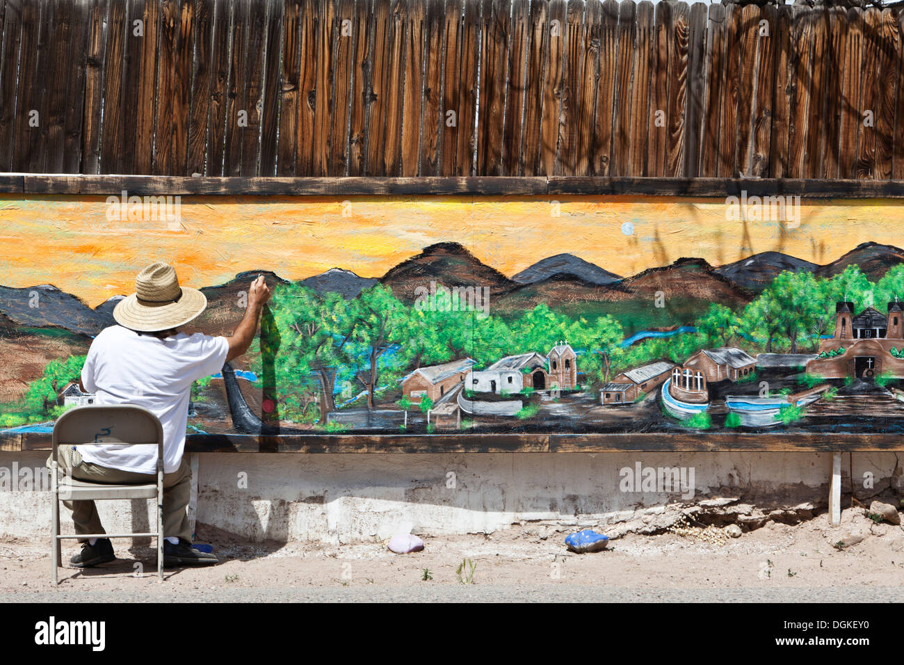 Un artista completa il suo murale. Foto Stock