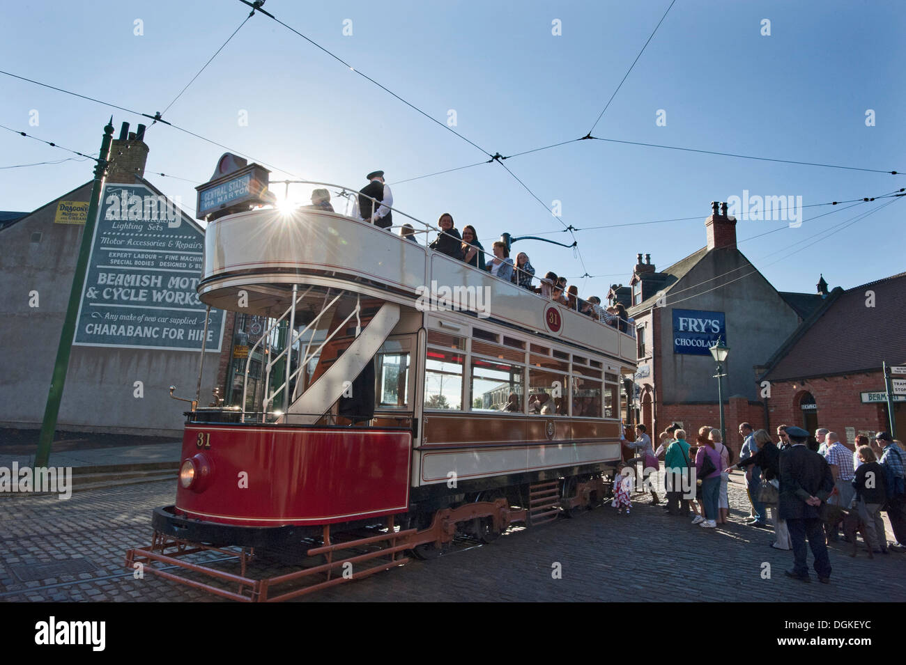 Un driver del Tram conta i suoi passeggeri sul ponte superiore di una conservata ex Blackpool Tram. Foto Stock