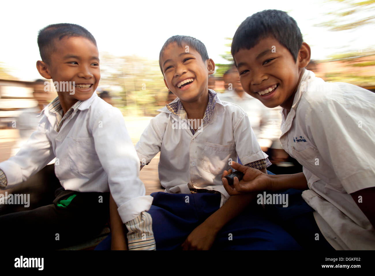 La scuola dei bambini a giocare in una scuola del paese vicino a Battambang, Cambogia. Foto © Dennis Drenner 2013. Foto Stock