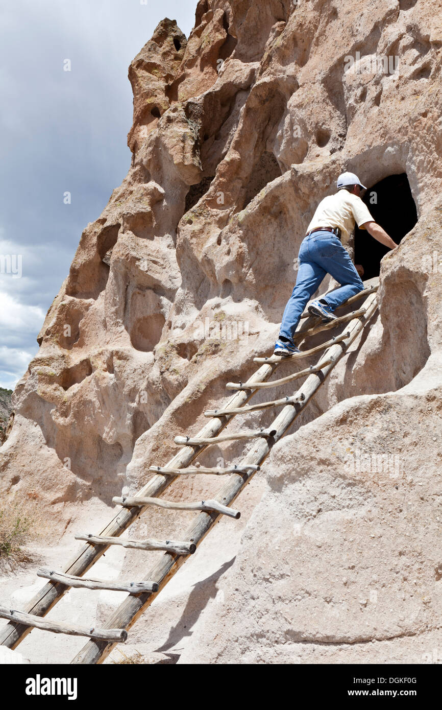 Pueblo scaletta e grotta abitazione al Bandelier National Monument. Foto Stock