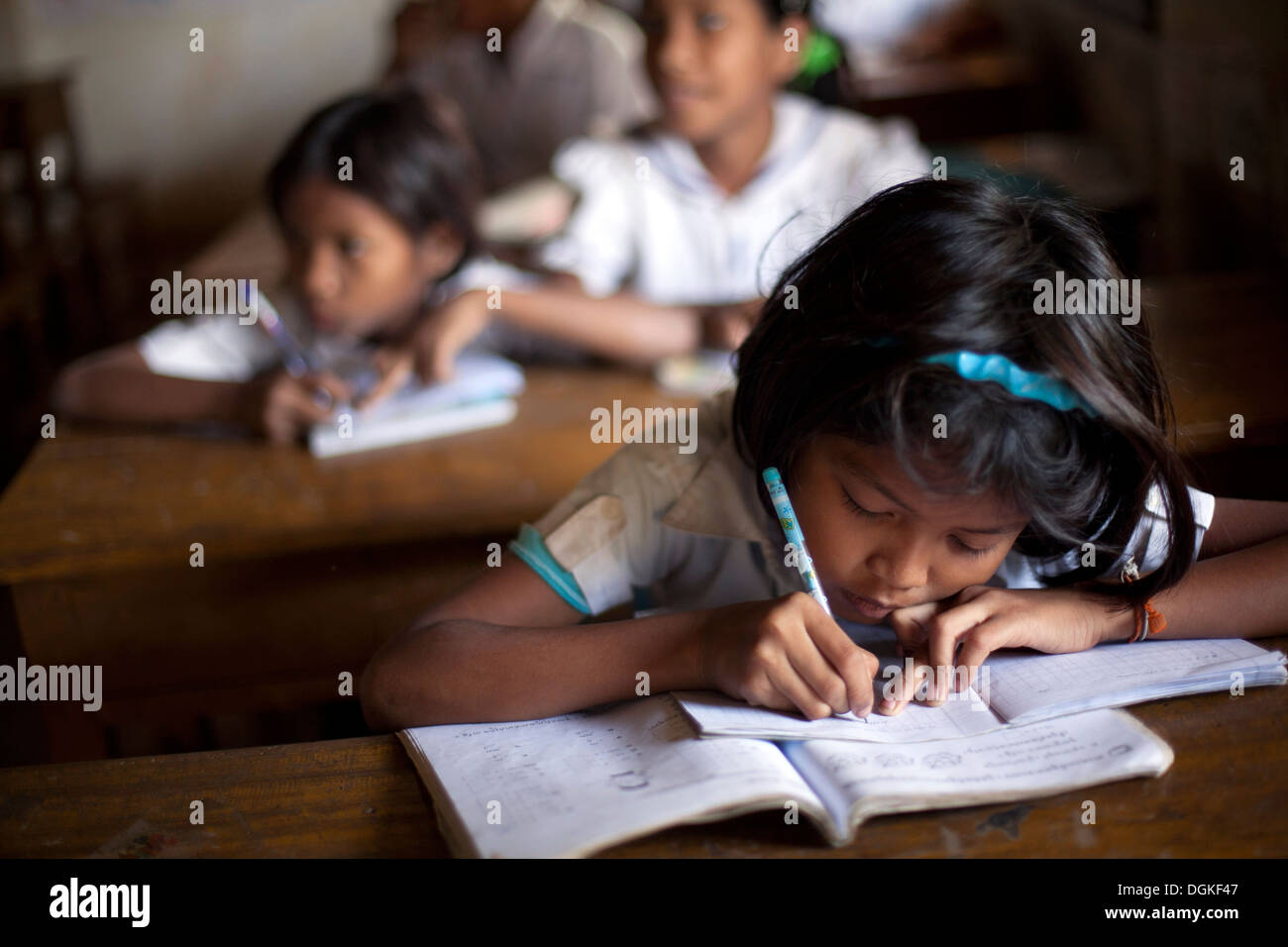 La scuola dei bambini in una scuola del paese vicino a Battambang, Cambogia. Foto © Dennis Drenner 2013. Foto Stock