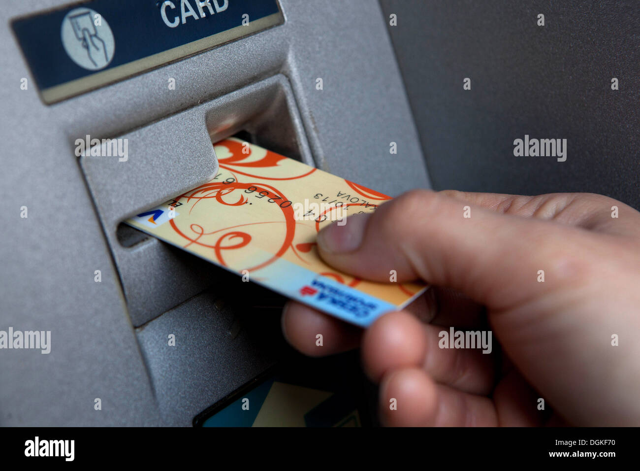 Inserire la carta di credito in una macchina ATM Foto Stock