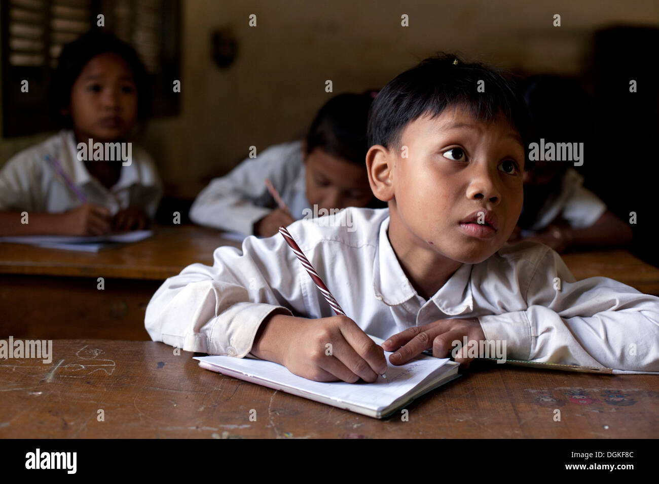 La scuola dei bambini in una scuola del paese vicino a Battambang, Cambogia. Foto © Dennis Drenner 2013. Foto Stock