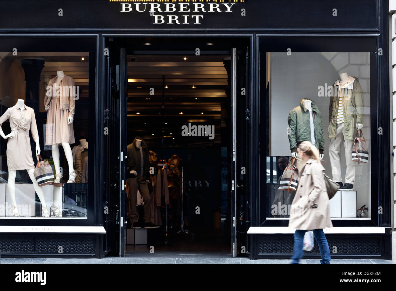 Una donna cammina dal Burberry Brit store in Covent Garden. Foto Stock