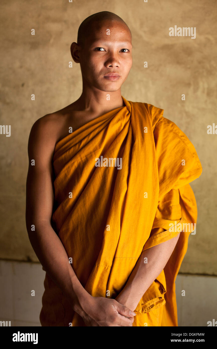 Ritratto di un giovane monaco vicino a Battambang, Cambogia. Foto © Dennis Drenner 2013. Foto Stock