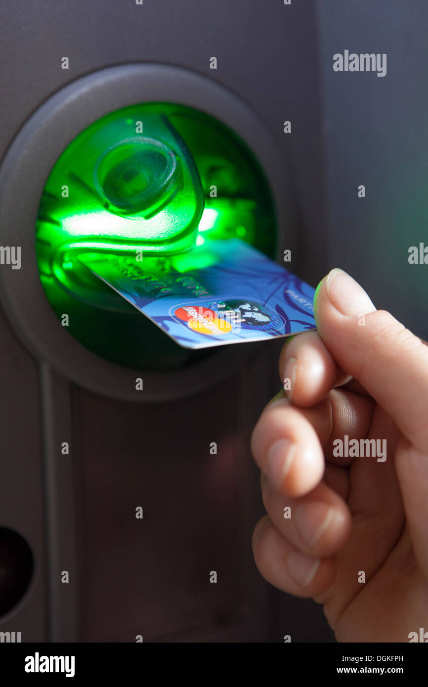 Inserire la carta di credito in un bancomat bancomat bancomat Foto Stock