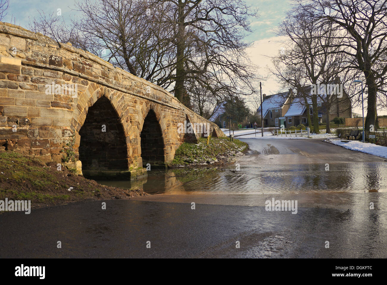 Un villaggio in Inghilterra con una Ford in esecuzione anche se. Foto Stock
