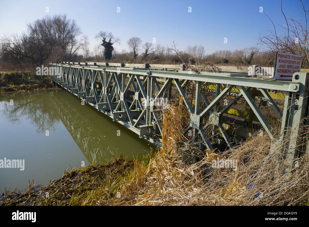 Un ponte Bailey su un piccolo fiume, Bedfordshire, Inghilterra Foto Stock