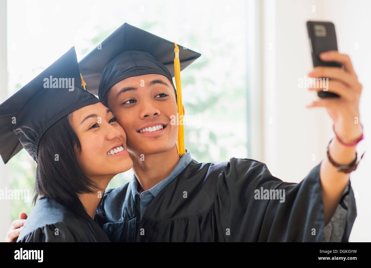 Ritratto di giovane donna e giovane uomo che indossa abito di graduazione Foto Stock
