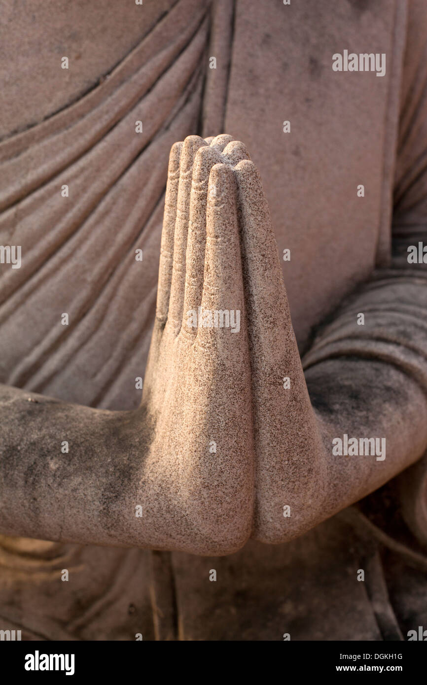 Dettagli di una statua del Buddha le mani in un tempio in un villaggio nei pressi di Battambang, Cambogia. Foto © Dennis Drenner 2013. Foto Stock