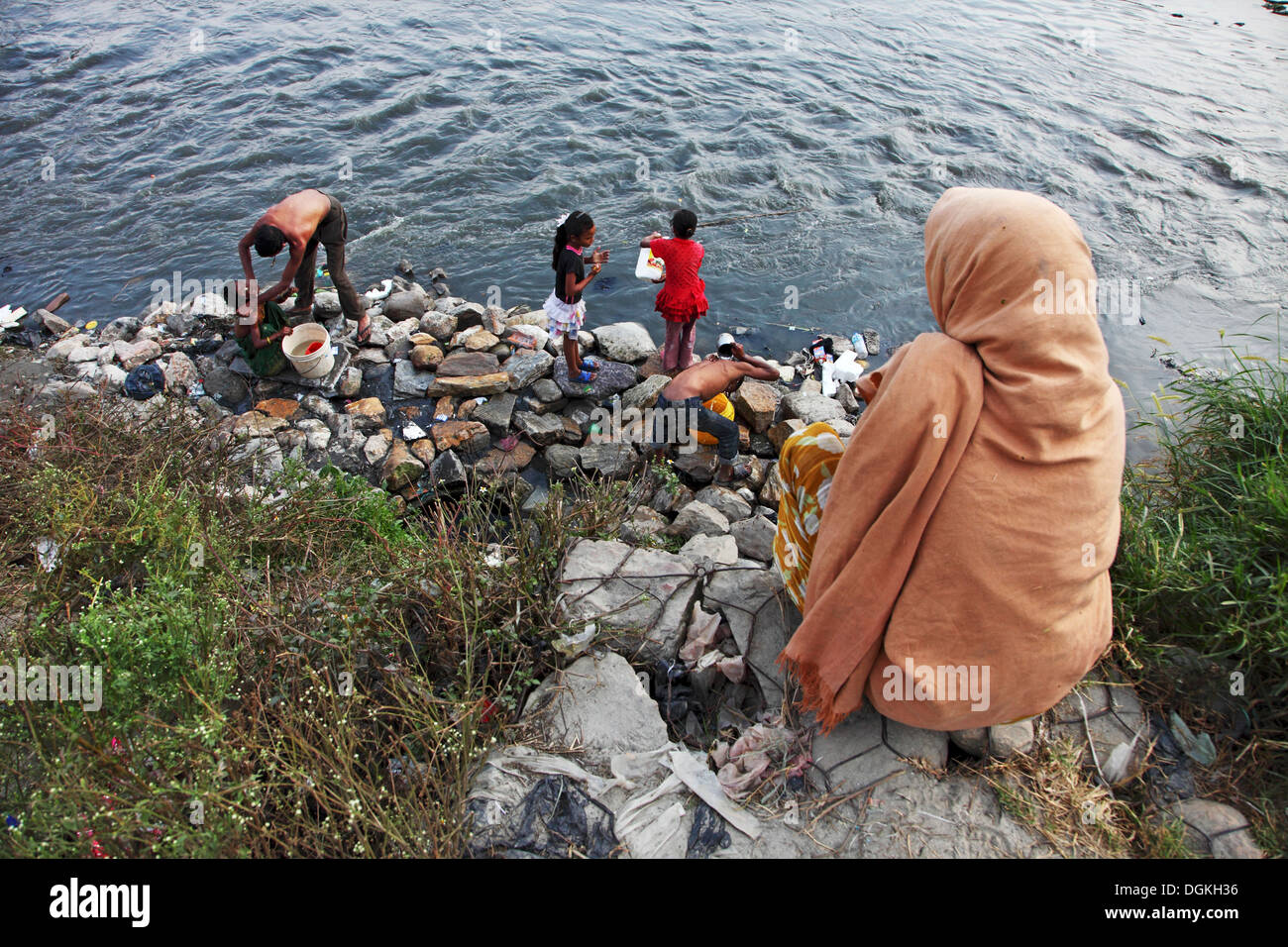 Bambini nepalesi stessi di pulizia sul fiume Bagmati. Foto Stock