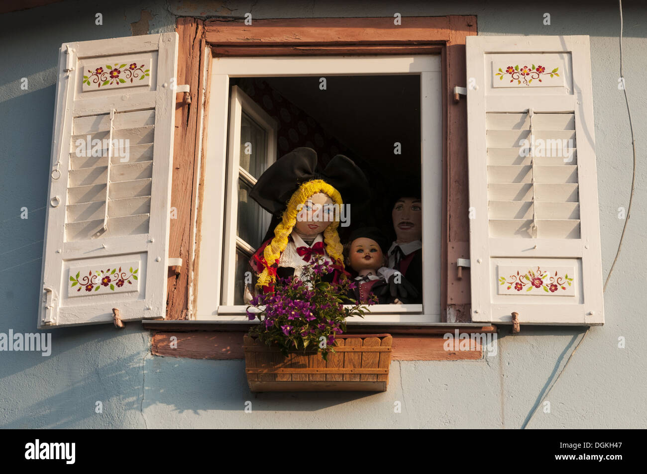 Elk213-1490 Francia, Alsazia, Wissembourg, casa di dettaglio con persiane colorate e bambole Foto Stock