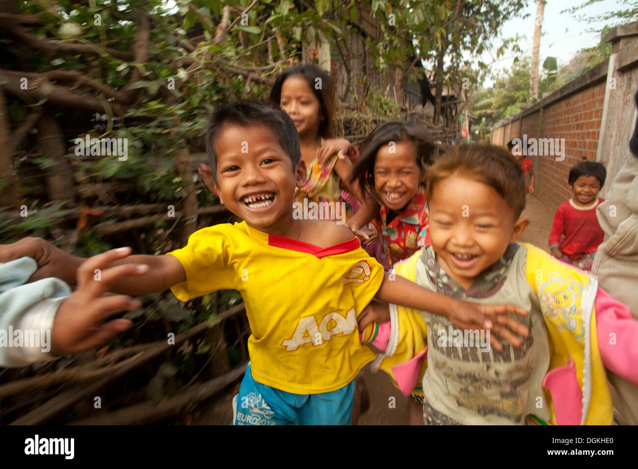 I bambini corrono attraverso un piccolo villaggio nei pressi di Battambang, Cambogia. Foto © Dennis Drenner 2013. Foto Stock