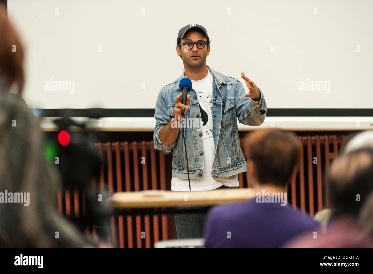 Lewes, Regno Unito. 22 ottobre, 2013. Josh Fox, premiato direttore di Gasland: Parte II, a UK screening e vivere Q&A a Lewes Town Hall, East Sussex. Il 22 ottobre 2013. Pubblico incluso molti dei Balcombe anti-fracking contestatori e Sussex residenti. © Francesca Moore/Alamy Live News Foto Stock